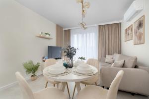 Air-Conditioned Apartment with Parking and Balcony by Noclegi Renters