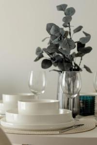 Air-Conditioned Apartment with Parking and Balcony by Noclegi Renters