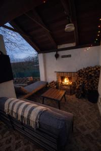 Domek u Prahy se zahradou, krbem & bazénem -------Cottage near Prague with garden, fireplace & pool