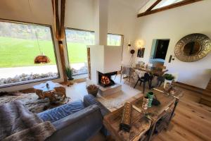 stylische Alpenlounge mit Pool, Blockhaus-Sauna und Jacuzzi für bis zu 12 Personen