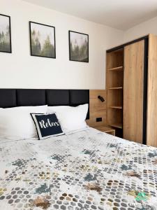 APARTAMENTY SZYNDZIELNIA RODZINNE - 2 SYPIALNIE & BALKON & GÓRY & GARAŻ - TWOJA BAZA WYPADOWA NA SZLAKI i W GÓRY - FAMILY SPACE & BASE