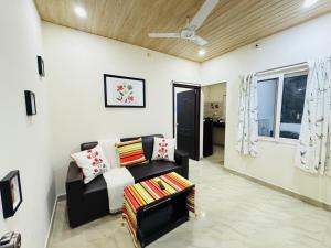 MFB 601 1BHK Apartment by Charter Stays