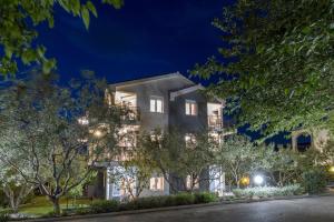 Island Resort Mihaela