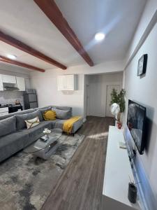 The Mallside Apartments-Roadside