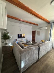 The Mallside Apartments-Roadside