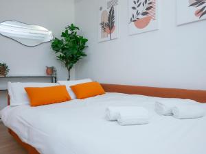 I-Host Ornato - Spacious 2BR Apt for 10 Guests with 3 Bathrooms