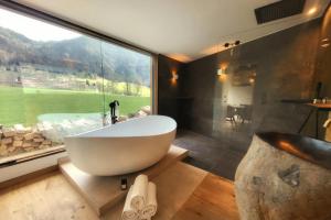 stylische Alpenlounge mit Pool, Blockhaus-Sauna und Jacuzzi für bis zu 12 Personen