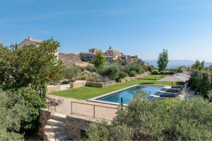 Villa de charme, avec piscine chauffée et vue panoramique sur Gordes à quelques minutes à pied du village