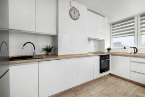 Przestronny Apartament z 2 Sypialniami Parkingiem i Balkonem by Noclegi Renters