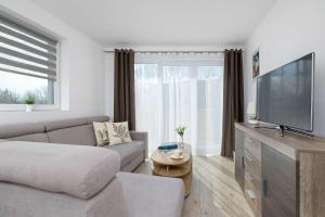 Przestronny Apartament z 2 Sypialniami Parkingiem i Balkonem by Noclegi Renters