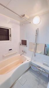 Up to 8 guests 4 min walk to station 15 min to USJ 6 min to Shinsaibashi 12 min to Umeda free parking available翠