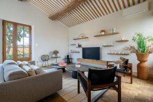 Villa de charme, avec piscine chauffée et vue panoramique sur Gordes à quelques minutes à pied du village