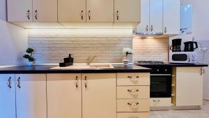 Maison Warmth - Elegant Sunlit 2BR near Piata Victoriei