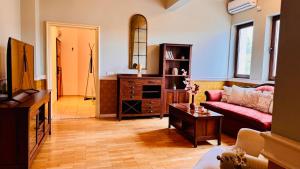 Maison Warmth - Elegant Sunlit 2BR near Piata Victoriei