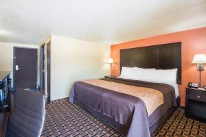 King Room - Mobility Access/Non-Smoking room in Days Inn by Wyndham Joplin