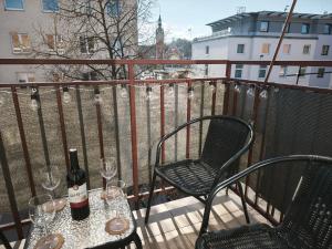 TAK BLISKO Stare Miasto, dworzec SO CLOSE Old Town, Railway Station