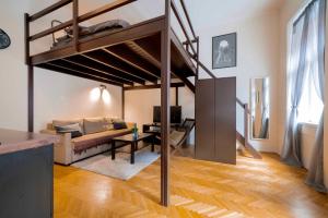 Modern Black Loft Studio Next to New York Café