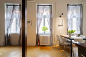 Modern Black Loft Studio Next to New York Café