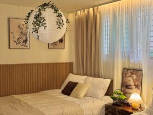 Newly opened 5 minutes from Sinjeong Station Next to Hongdae 3 bedrooms, 4 bathrooms Beam projector Parties gatherings Up to 10 people Luggage storage Free parking