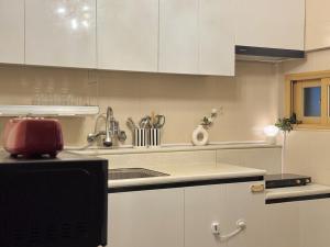 Newly opened 5 minutes from Sinjeong Station Next to Hongdae 3 bedrooms, 4 bathrooms Beam projector Parties gatherings Up to 10 people Luggage storage Free parking
