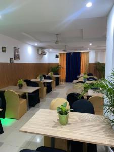 Posh Classic -Huda City Center Metro
