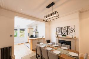 Spacious House - 5 Bedroom 3 Bath with Large Garden & Parking Sleeps 10