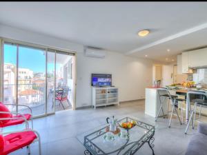 A Stunning Apartment Located In The Centre Of Town