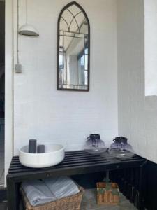 Coastal Getaway 5BR W Courtyard & Parking