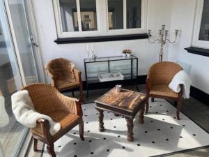 Coastal Getaway 5BR W Courtyard & Parking