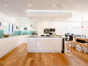 4 Bed in Lymington oc-86391