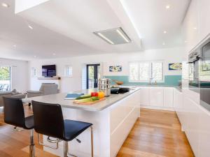 4 Bed in Lymington oc-86391