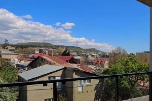 Modern 1BR in Garden Hills with Balcony - Wehost