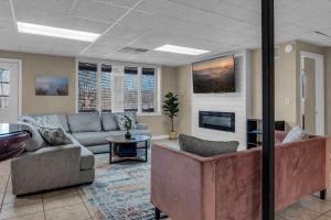 Lake Barkley Retreat - Newly Renovated - 5 BR