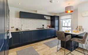 Colonels Rest - Luxury Beachside Townhouse with Sea Views in Sandown, Sleeps 10