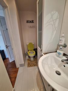Cosy double room with own en suite bathroom