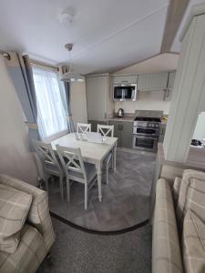 8 Berth Caravan - Blue Dolphin - Filey