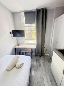 I301-Compact Studio near Hyde Park