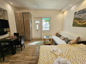 City Center Apartment-Old Town Terrace retreat