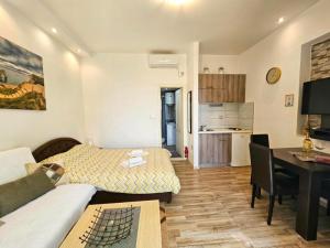 City Center Apartment-Old Town Terrace retreat