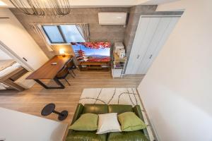 Within walking distance of Nakameguro, 6 mins by Shibuya Train, 7 mins on foot from Yutenji Station, 1 min on foot to a supermarket, Long-term stays, Max 4 people