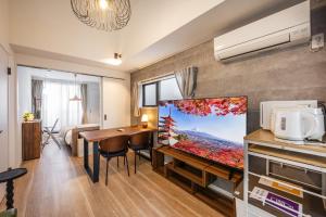 Within walking distance of Nakameguro, 6 mins by Shibuya Train, 7 mins on foot from Yutenji Station, 1 min on foot to a supermarket, Long-term stays, Max 4 people