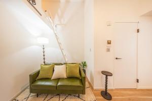 Within walking distance of Nakameguro, 6 mins by Shibuya Train, 7 mins on foot from Yutenji Station, 1 min on foot to a supermarket, Long-term stays, Max 4 people