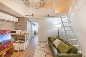 Within walking distance of Nakameguro, 6 mins by Shibuya Train, 7 mins on foot from Yutenji Station, 1 min on foot to a supermarket, Long-term stays, Max 4 people
