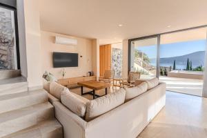 Casa Ambar Luxury Lake View Villa Pool Design
