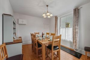 Large 4-Bedroom Home Parking 5 min walk centre