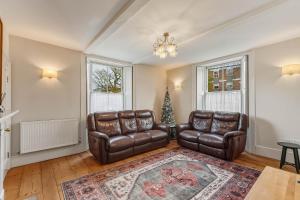 Large 4-Bedroom Home Parking 5 min walk centre