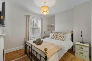 Large 4-Bedroom Home Parking 5 min walk centre