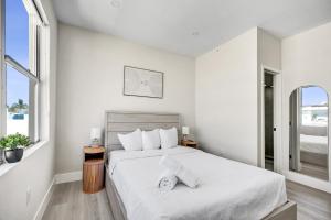 Spacious South Beach Gem Steps to the Beach 402
