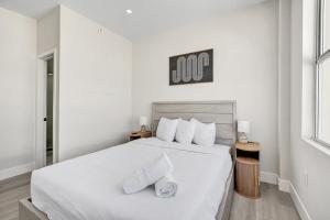 Spacious South Beach Gem Steps to the Beach 402