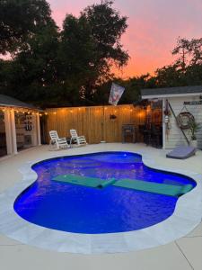 Romantic Beach Style Cottage close to everything!